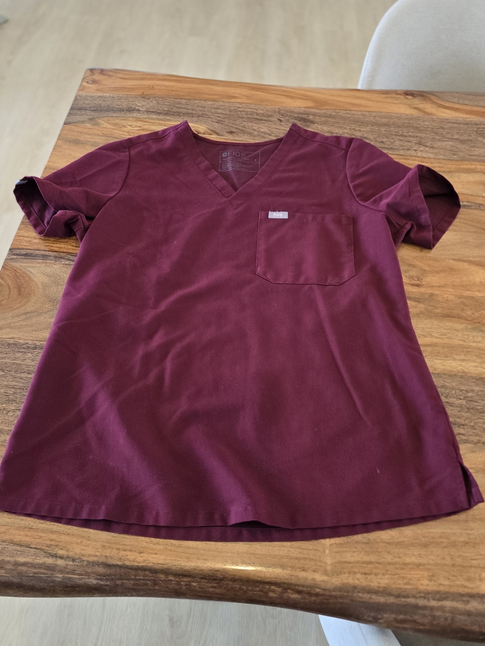 Women’s FIGS Catarina One-Pocket Scrub Top in Burgendy(Size Small)
